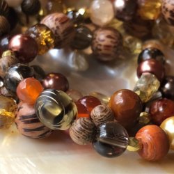 Unika armbnd i gyldne farver