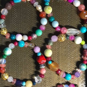 HAPPY - armbnd i delsten