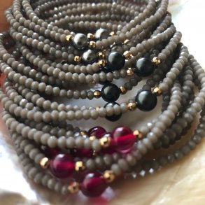 Gr krystalperler med lille delsten eller perle