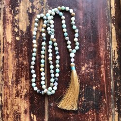 Mala halsk�de med agater i gr�nne nueancer