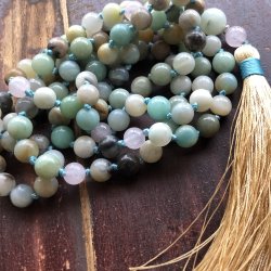 Mala halsk�de med agater i gr�nne nueancer