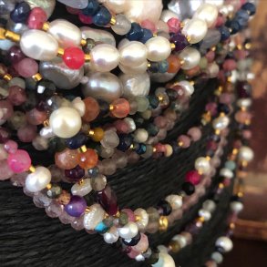 Korte halskder i enten delsten eller ferskvandsperler