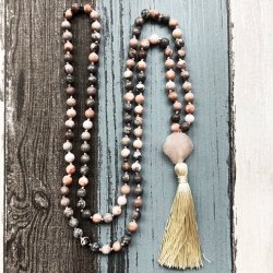 Mala halsk�de med rosa quartz