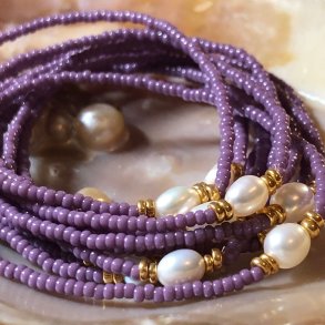 Armbnd i lys lilla med ferskvandsperle