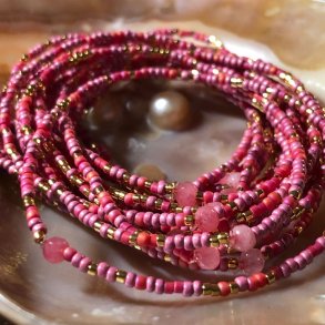 Perlearmbnd i pink/rosa mix med guld