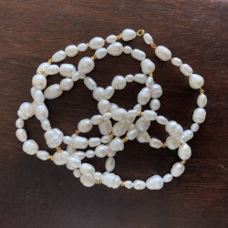 Lang perlek�de med ferskvandsperler og 24k forgyldte mellemperler