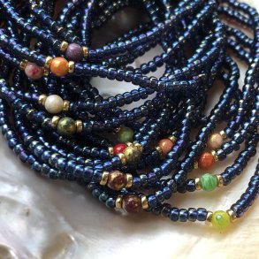 Armbnd i kongebl og jade