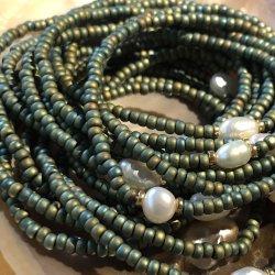 Changerende olivengr�nt armb�nd med ferskvandsperle