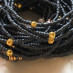 Antracit gr armbnd med filigran perle