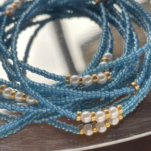 Blue sky perlearmb�nd med shell perler