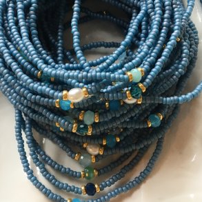 Perlearmbnd i denim og delsten 