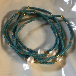 Pfugleblt armbnd med ferskvandsperle