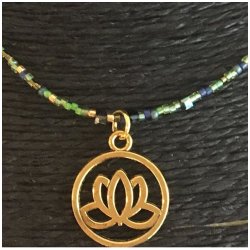 Kort halsk�de i gr�nt mix med lotusblomst