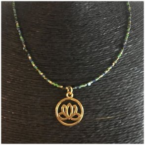 Kort halskde i grnt mix med lotusblomst