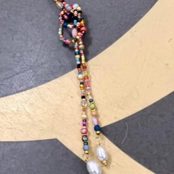 Binde halsk�de i multicolor med ferskvandsperler