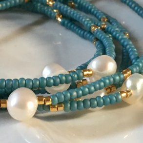 Pfugleblt armbnd med ferskvandsperle