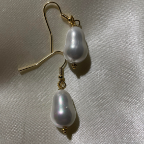 Forgyldt �rering med stor shell perle