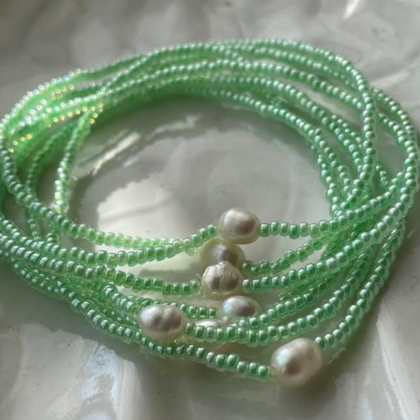 Sart grnt armbnd med ferskvandsperle