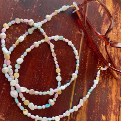 Brillek�de i pastelfarvede halv�delsten