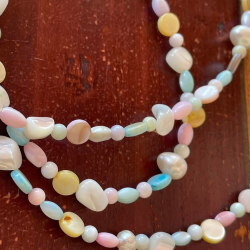 Brillek�de i pastelfarvede halv�delsten