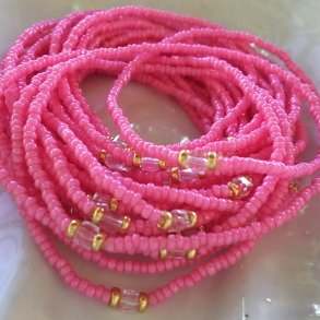 Lyserdt armbnd med delsten