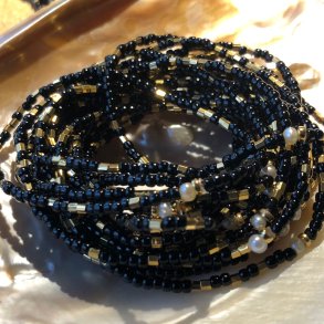 Blank sort og guld armbnd med lille ferskvandsperle