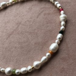 Halskde "Aya" med ferskvandsperler og delsten