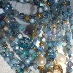 Eliza unika halsk�de i lysebl� 