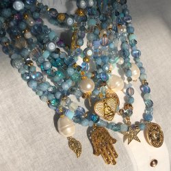 Eliza unika halsk�de i lysebl� 