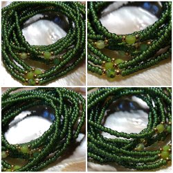 Gr�sgr�nt armb�nd med �delsten