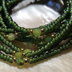 Gr�sgr�nt armb�nd med �delsten