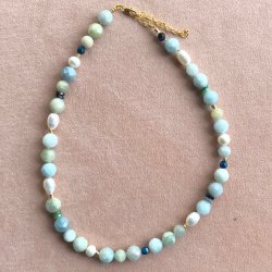 Kort halsk�de i facetterede �delsten i sarte toner 