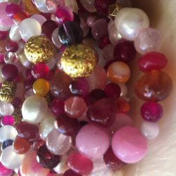 Armbnd i lyserd/pink toner