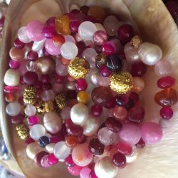 Armbnd i lyserd/pink toner