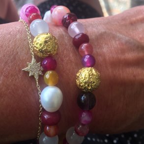 Armbnd i lyserd/pink toner