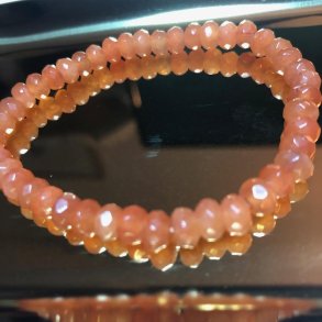 Energiarmbnd med 6 mm koralfarvet jade