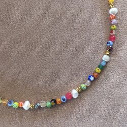 Kort Millefiori halsk�de med �delsten og ferskvandsperler