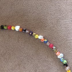 Kort Millefiori halsk�de med �delsten og ferskvandsperler