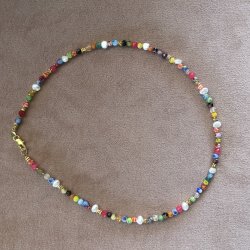 Kort Millefiori halsk�de med �delsten og ferskvandsperler