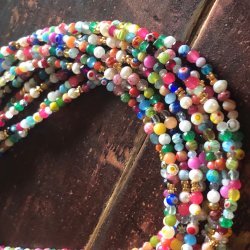 Kort Millefiori halsk�de med �delsten og ferskvandsperler