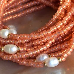 Laksefarvet perlearmb�nd med ferskvandsperle