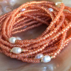 Laksefarvet perlearmb�nd med ferskvandsperle