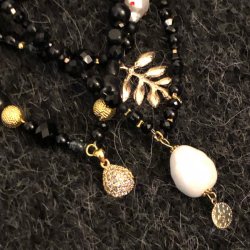 Sort halskde lavet specielt til dig