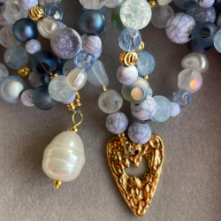 Lysebl� halsk�de med stor shell perle vedh�ng