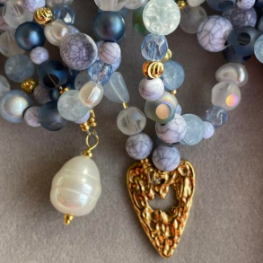 Lysebl halskde med stor shell perle vedhng