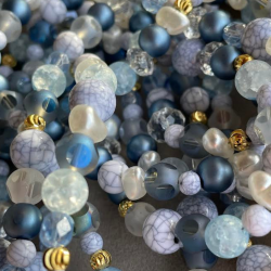 Lysebl� halsk�de med stor shell perle vedh�ng