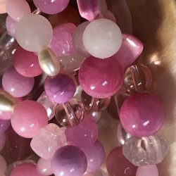 Unika armbnd i lyserde delsten