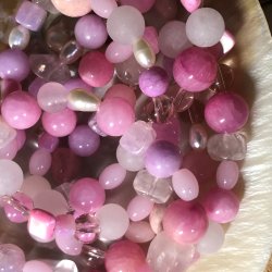 Unika armbnd i lyserde delsten