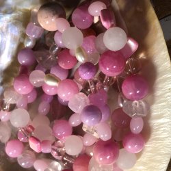 Unika armbnd i lyserde delsten