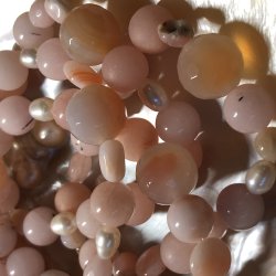 Sarte coral farver - delstens armbnd